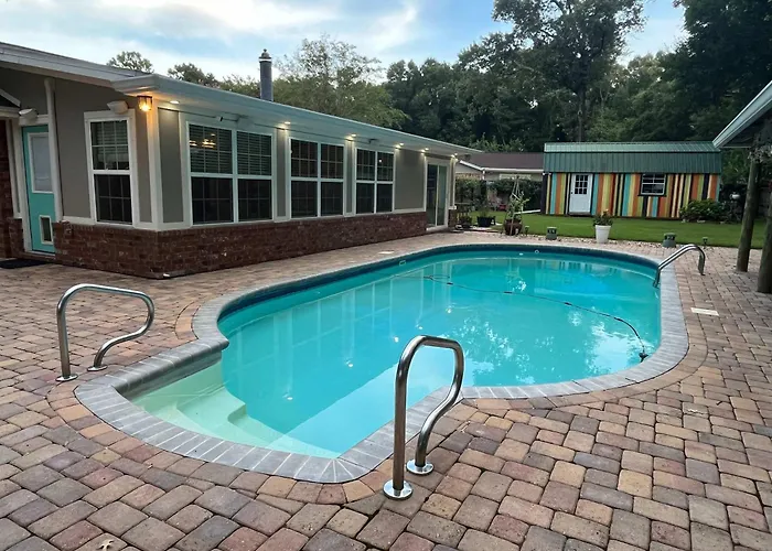 Jan's Oasis Family Retreat Pool Bar Games & Fun Holiday home *