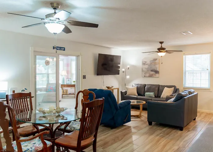 Holiday home Jan's Oasis Family Retreat Pool Bar Games & Fun *